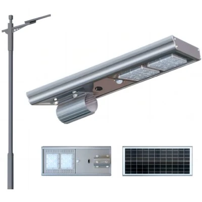 Gadelys med solcellepanel og batteri